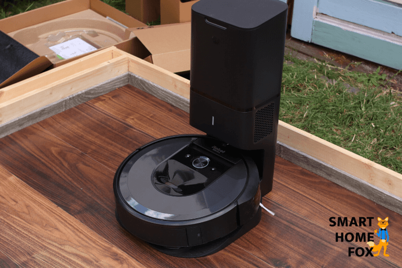 iRobot Roomba i7+ стоит на автоматической станции самоочищения.